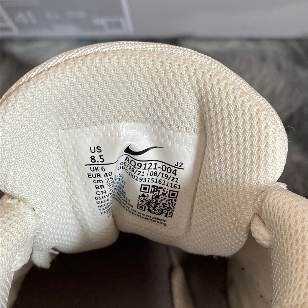 - Nike MD RUNNER 2 size 8.5 Off-White and Light Gray Sneakers like new - Picture 4 of 9
